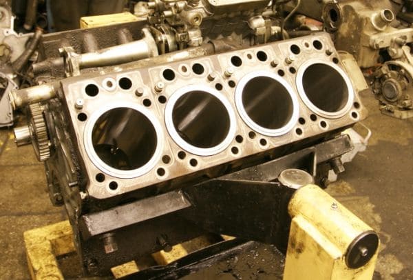 Ремонт грузового дизельного двигателя (фото 1)