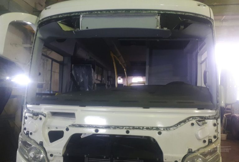 Демонтаж лобового стекла автобуса