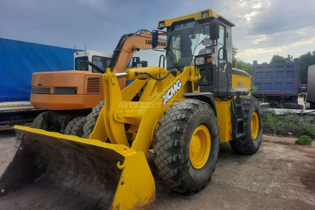 Фотография фронтального погрузчика XCMG ZL30G жёлтого цвета (фото 1)