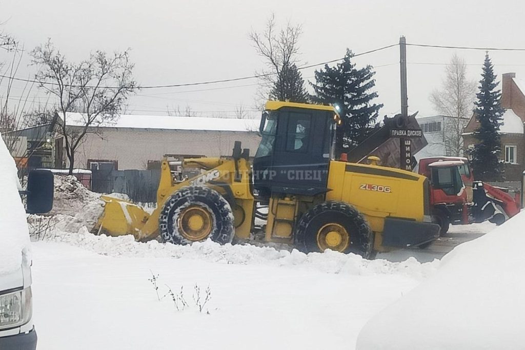 Погрузчик XCMG ZL30G убирает снег с дороги (фото 1)