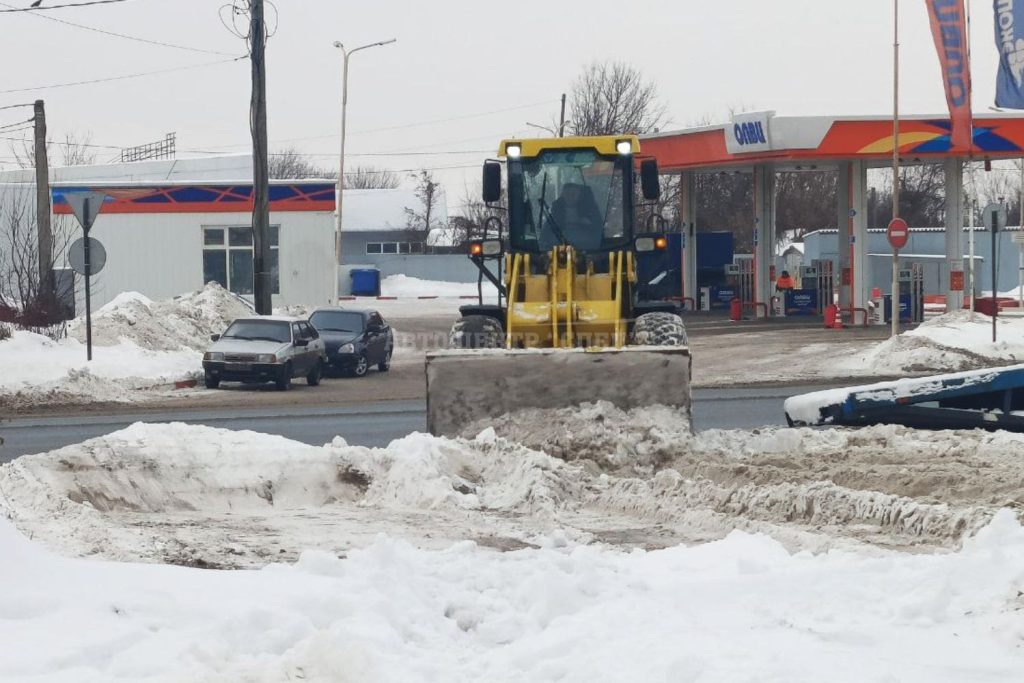 Погрузчик XCMG ZL30G убирает снег с дороги (фото 2)