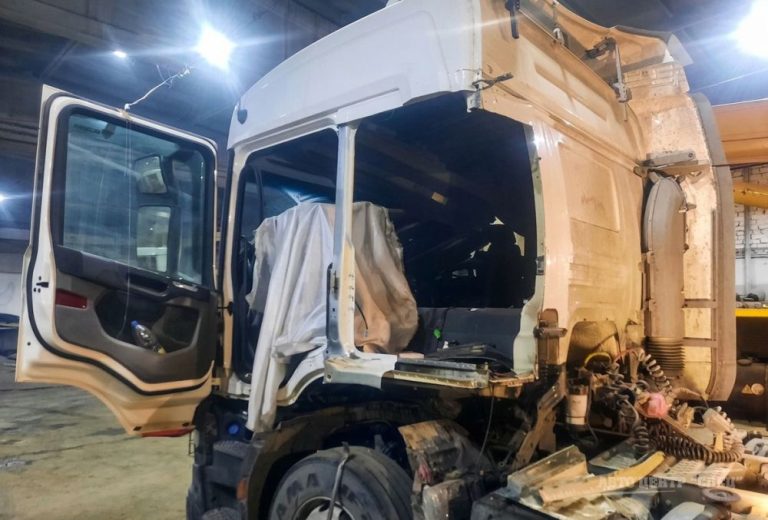 Боковая часть кабины Scania в процессе кузовного ремонта