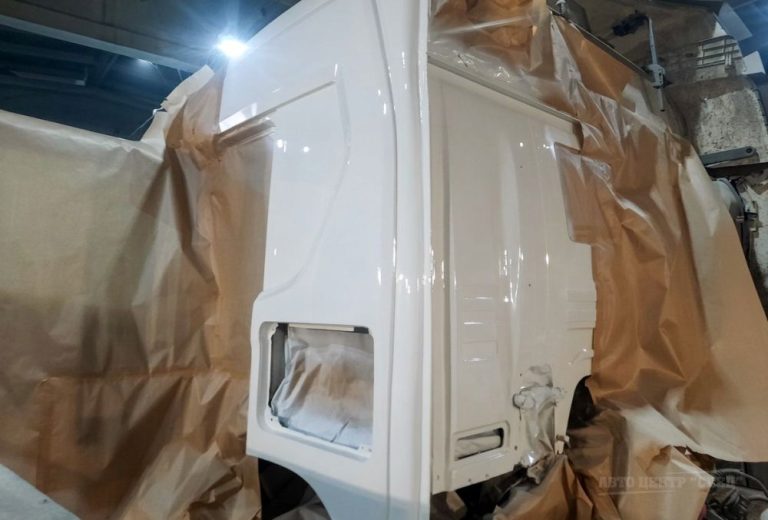 Покраска боковой панели кабины Scania в белый цвет