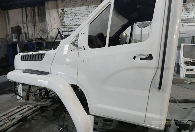 Кабина УРАЛ после покраски в белый цвет