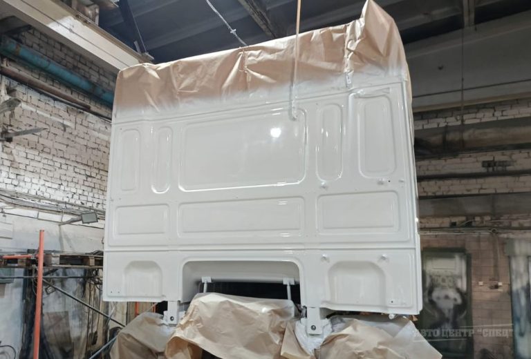 Покраска задней стенки кабины DAF в белый цвет
