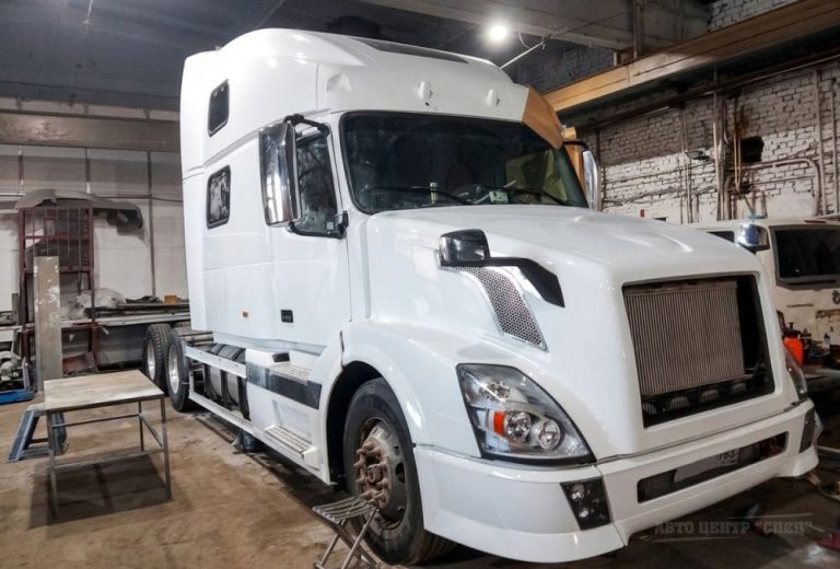 Volvo VNL после покраски кабины в белый цвет